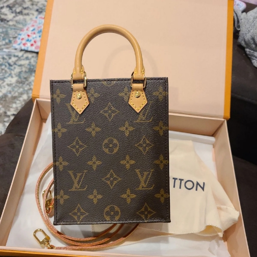 Louis Vuitton Petite Sac Plat